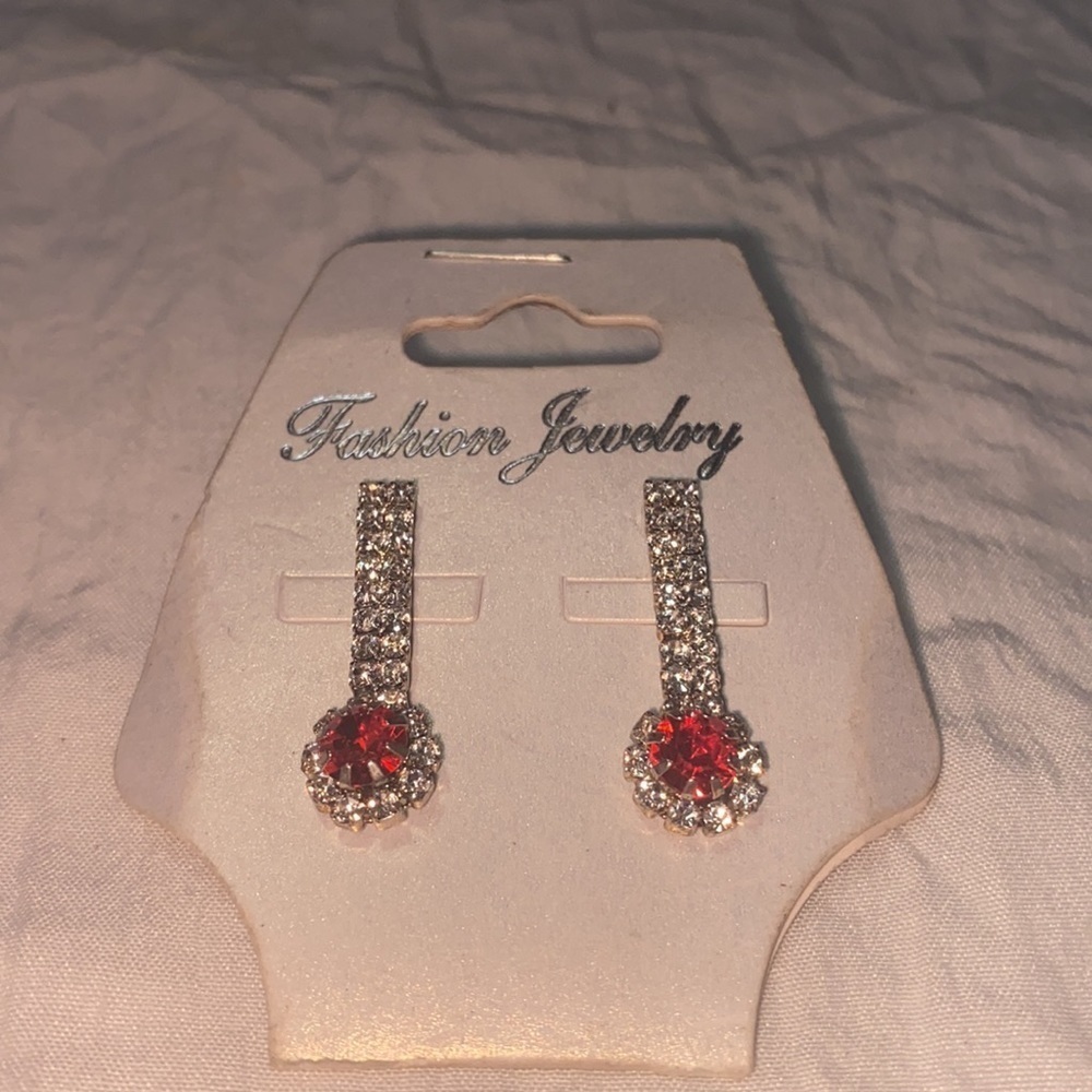 BNWT Rhinestone Red Dangle Earrings - Picture 3 of 4